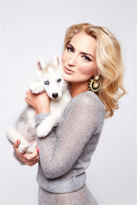 Belle Robe Sexy De Maquillage De Chien D animaux Familiers D étreinte De Femme Blonde Photo