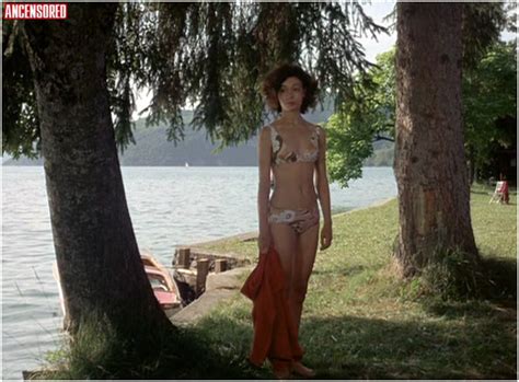 Naked Beatrice Romand In Claire S Knee