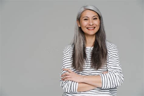 Femme Mature Aux Cheveux Blancs Souriant Et Regardant La Cam Ra Photo Stock Image Du Mod Le