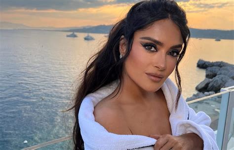 At Least Not Completely Naked The Provocative Outfit Of Salma Hayek Came As A Big