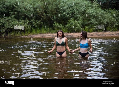 Tween girls bikini Fotos und Bildmaterial in hoher Auflösung Alamy