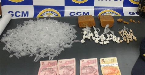 G1 Cães farejadores da GM encontram crack e cocaína em matagal em