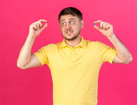 Anxieux Jeune Homme Slave Malade Blonde Tient Et Regarde Des Capsules M Dicales Sur Rose Photo