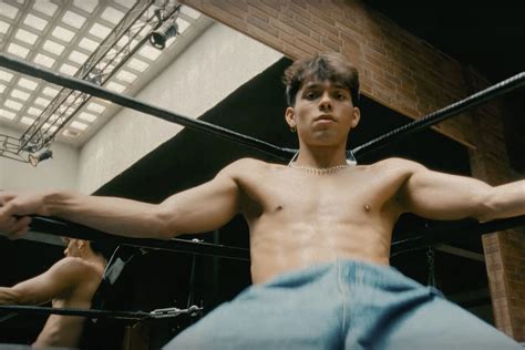 Perreando en el gym con La Cruz es la hora del reggaetón gay Música