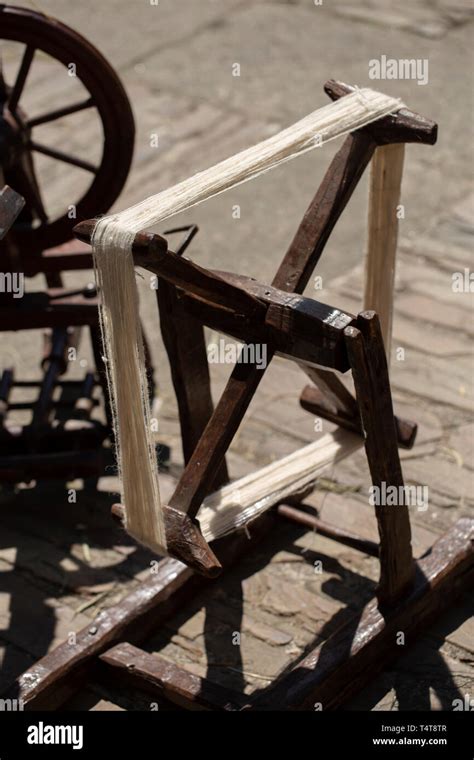 Antique spinning wheel hi-res stock photography and images - Alamy