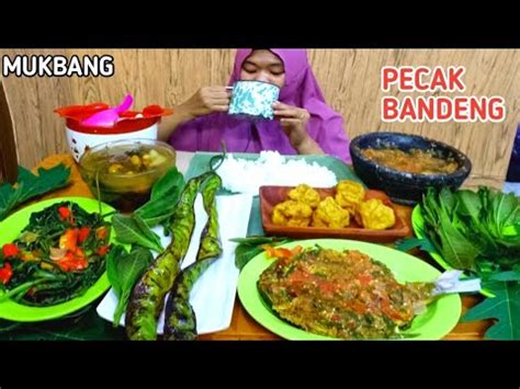 Makan Pecak Bandeng Sambel Pecak Tahu Goreng Lalapan Pete Daun Jambu