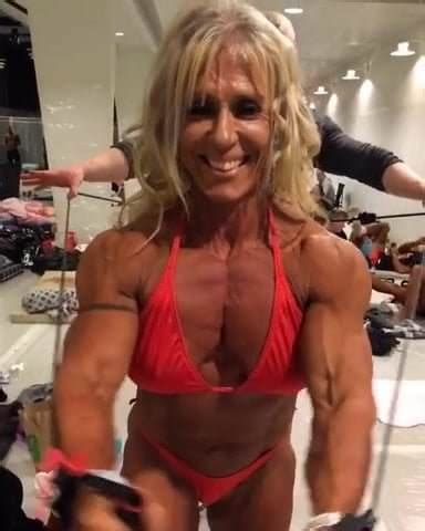 Heiße Muskelfrau im roten Bikini xHamster