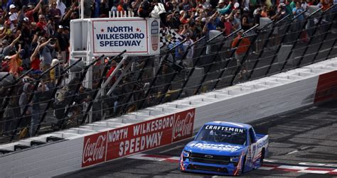 Super Sub Kyle Larson Dominates Nascar Truck Race At North Wilkesboro