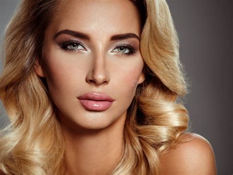 Foto Van Een Mooie Jonge Blonde Vrouw Met Krullend Haar Stock Foto