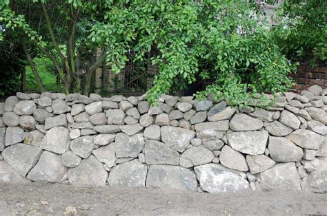 Suchy mur ułożony z kamienia polnego Dom i Natura