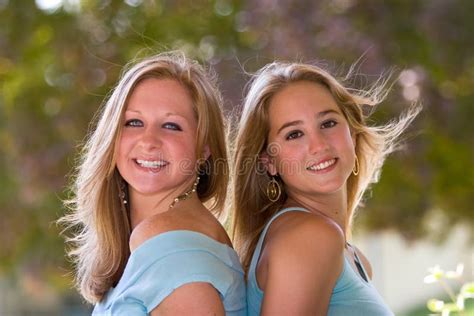 Zwei Blonde Jugendlich M Dchen Wechsel Stockbild Bild Von Ohrringe B Nder