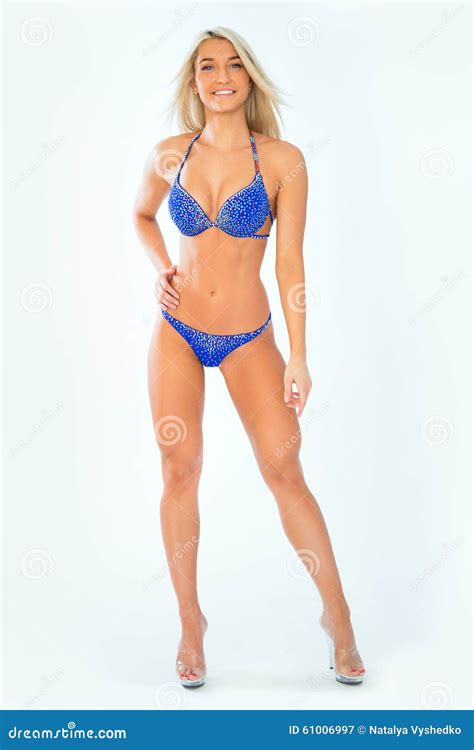 Mujer Bronceada Bonita En El Bikini Aislado En El Fondo Blanco Imagen