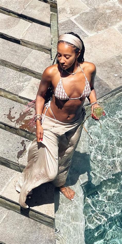 Hot Sexy Yasmin Evans Bikini Pics