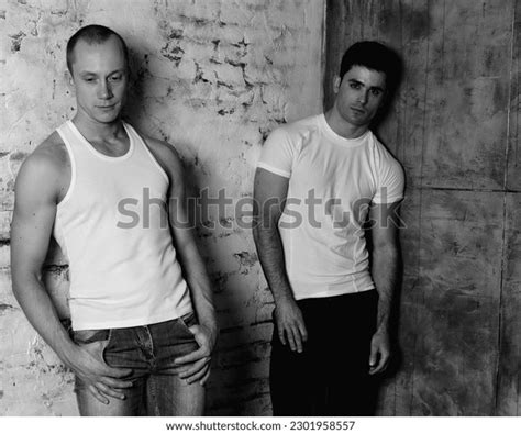 Categoría Gay male couple naked de fotos e ilustraciones de stock