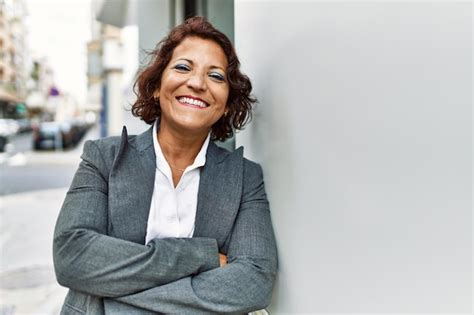 Empresaria Latina De Mediana Edad Sonriendo Feliz De Pie Con Los Brazos Cruzados Gesto En La