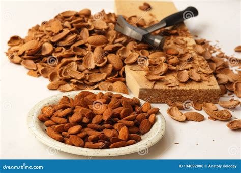 Nueces De La Almendra Con Las Cáscaras Del Martillo Y De La Nuez En El