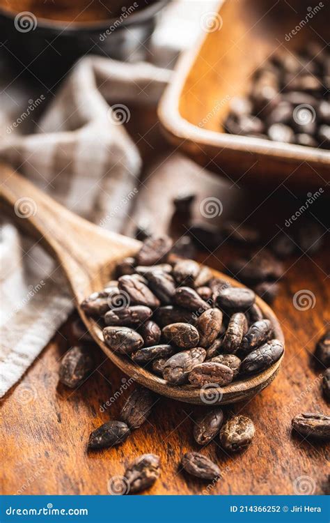 Granos De Cacao Tostados En Cuchara De Madera Foto De Archivo Imagen