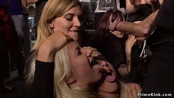 Rubias Tetonas D En Un Bar Lleno De Gente Xvideos