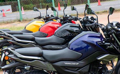 La gama NS de Bajaj tiene un nuevo rival así es Raider una naked deportiva muy equipada
