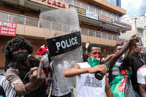 Los jóvenes de Kenia continúan sus protestas pese a la retirada del