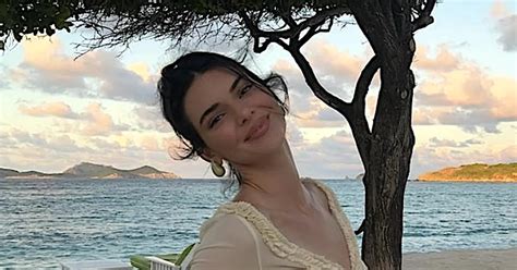 WOW Kendall Jenner Stuns Fans In Naked Dress