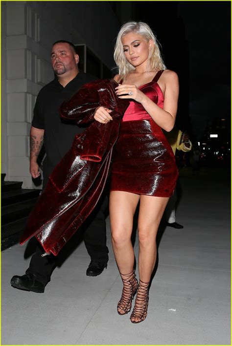 Kylie Jenner Shows Off New Blonde Hair During A Night Out Photo Kendall Jenner Kylie