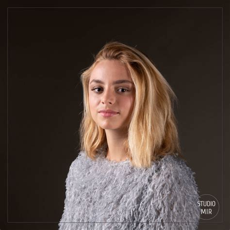 Séance photo jeune femme blonde en studio photo en Ile de France Studio Mir Studio photo