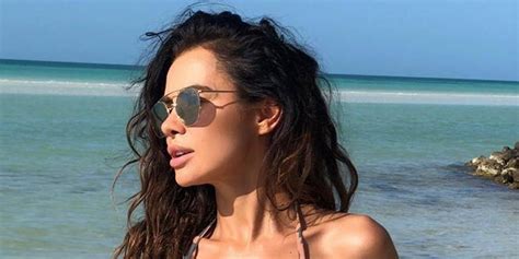 Siwiec Kusi Seksownymi Zdj Ciami W Fiku Nym Bikini