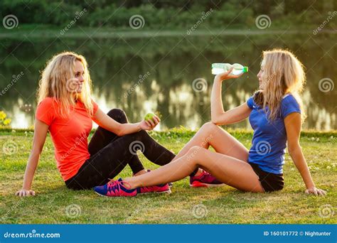 Actieve Familie In De Openlucht Twee Flexibele Blonde Mooie Vrouw Met Tweelingzusjes In Een