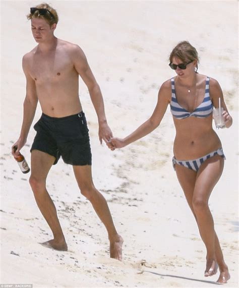 Taylor Swift lộ bụng ngày càng béo ra khi mặc bikini hẹn hò bên bạn trai