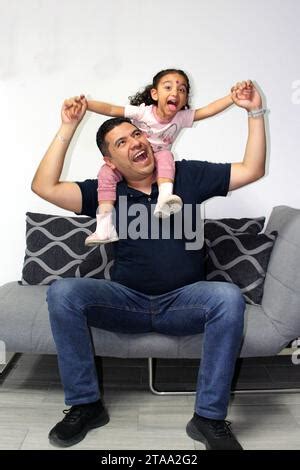 Geschiedener Alleinerzieher mit seiner jährigen brünetten Latina Tochter in Schuluniform