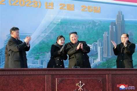 金正恩再携爱女公开露面，出席新居民区奠基典礼 星岛环球网