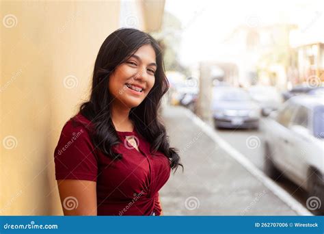 Retrato De Una Joven Latina Sonriendo Con Corchetes Y Posando En La Calle Foto De Archivo