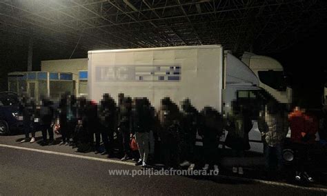 Aproape De Migranti Ascunsi Printre Paleti De Marfa Prinsi De