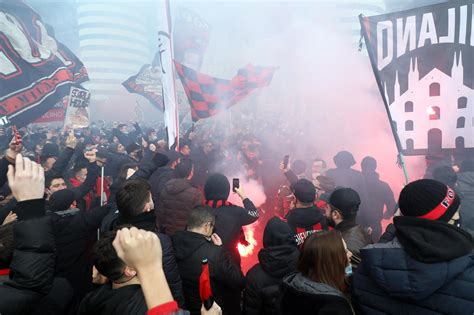 Derby Milan Inter Migliaia Di Tifosi A San Siro Momenti Di Tensione