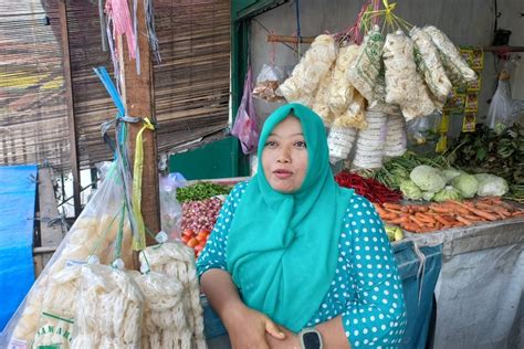 Tumpukan Sampah Di Bahu Jalan Bikin Macet Pedagang Pasar Rubuh Orang