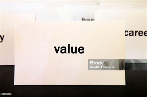 nilai word  kartu kertas putih konsep prioritas  nilai foto stok