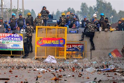 Farmers Protest Farmers At Two Border Points Of Punjab Haryana To