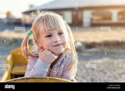 Liebenswert Niedlich Kaukasischen Blonde Kind M Dchen Portr T Sitzt In Holzwagen Blick Beiseite