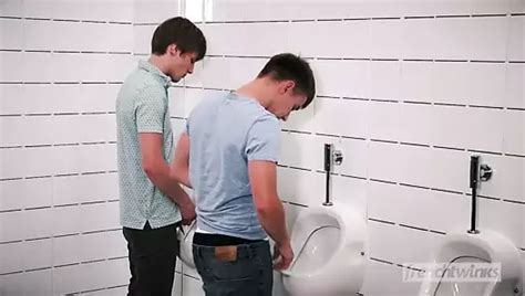 Uniformierter Hengst Von Einer Gruppe Von Kerlen Anal In Der Toilette Gefickt Xhamster