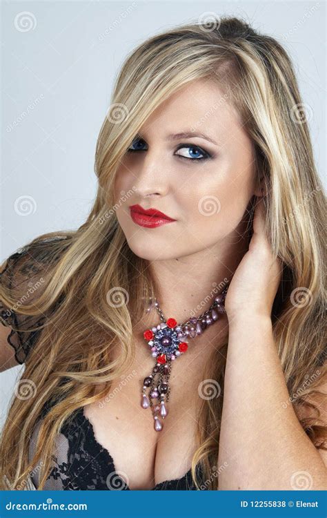 Portret Van Mooie Blonde Vrouw Stock Foto Image Of Naald Schoonheid