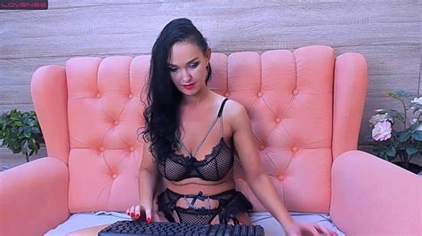 AliannaYorris Naked Stripping On Cam For Live Sex Video Chat InTheCrack