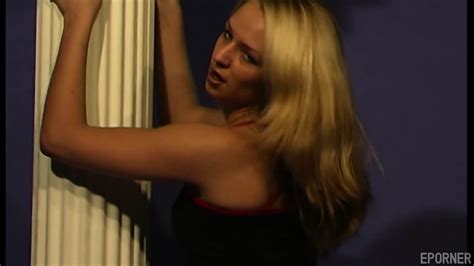 Une Jolie Blonde Montre Ses Seins Jessica Cutie