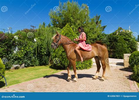 Junger Brunette Mit Dem Roten Kleid Das Ihr Braun Reitet Stockbild Bild Von Liebhabereien