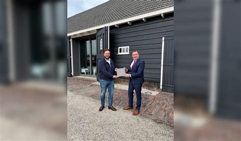 Burgemeester Neemt Jaarboek In Ontvangst Al Het Nieuws Uit Beveland