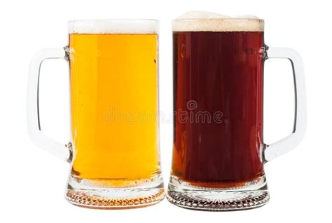 Пиво в стеклах стоковое изображение. изображение насчитывающей корабль ...