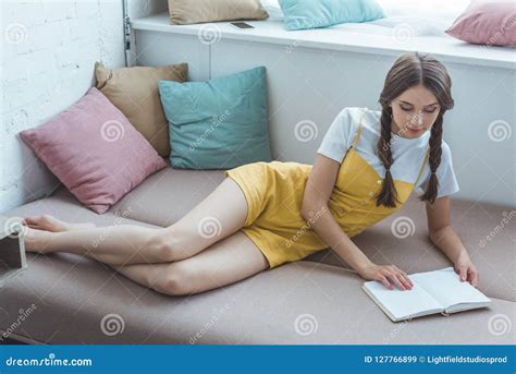 Belle Fille De L Adolescence Avec Le Livre De Lecture De Tresses Image