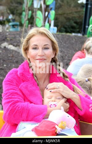 Caroline Beil mit Tochter Ava, Besuch des Peppa Pig Land im Heide Park Resort Soltau bei Hamburg ...