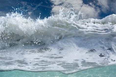 Espuma Blanca De Ondas Shorebreak Fotograf A De Stock Vitaliy Sokol