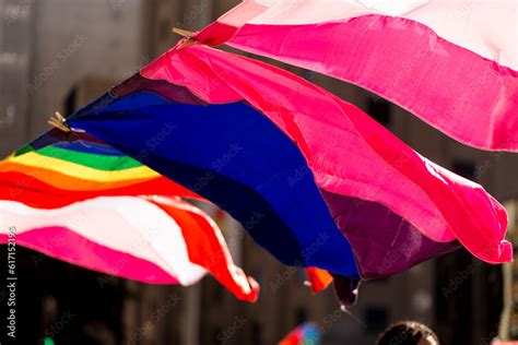 Bandeiras Coloridas S Mbolo Do Orgulho Gay Penduradas Em Varais Na Avenida Paulista